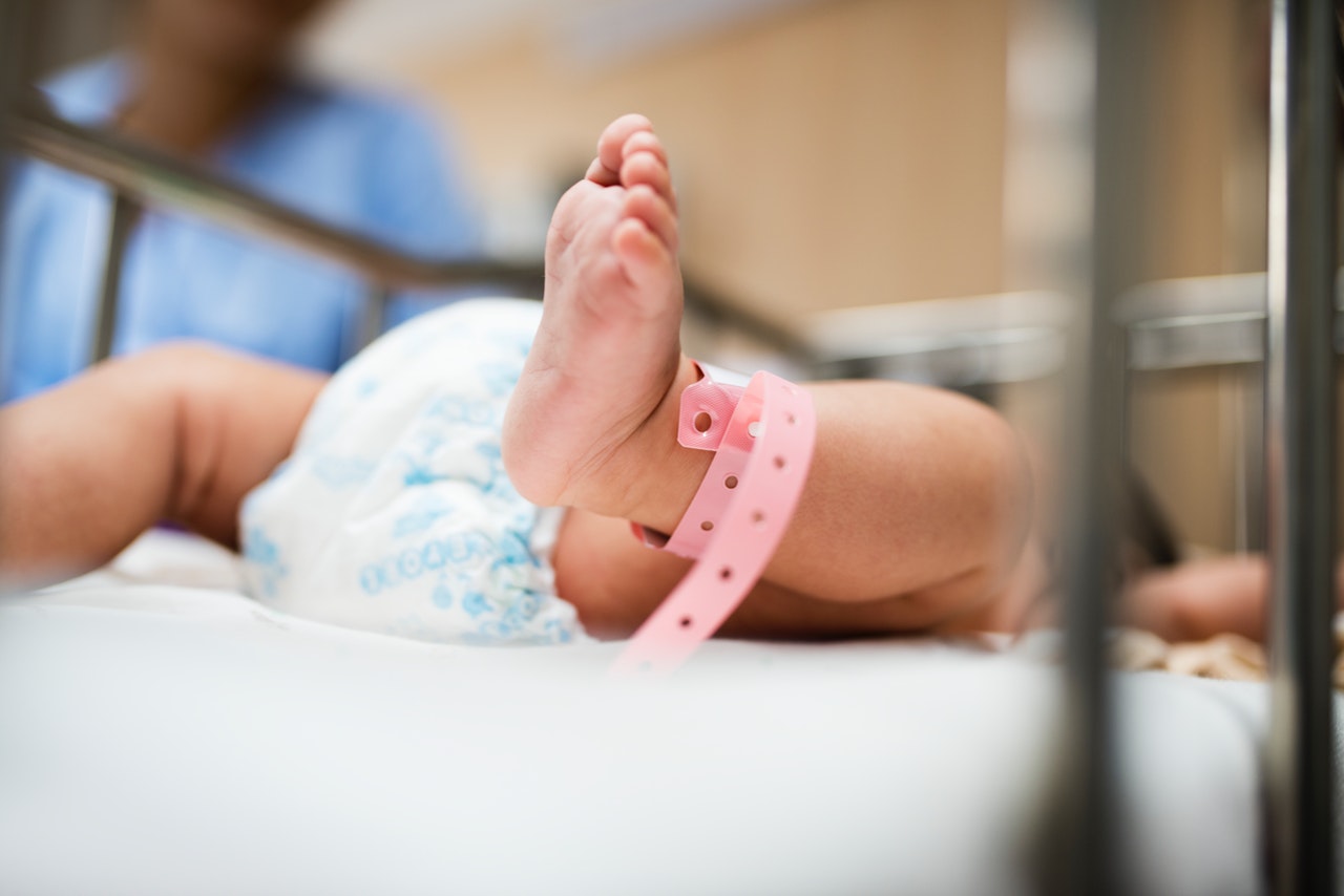 newborn-baby-feet-with-hospital-tag
