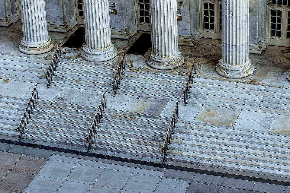 courthouse-steps-pillars