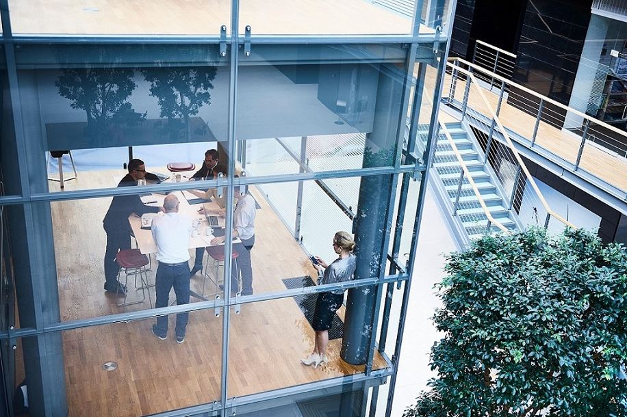 workers-meeting-in-glass-office