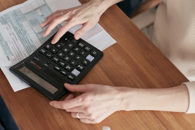 woman-typing-on-calculator